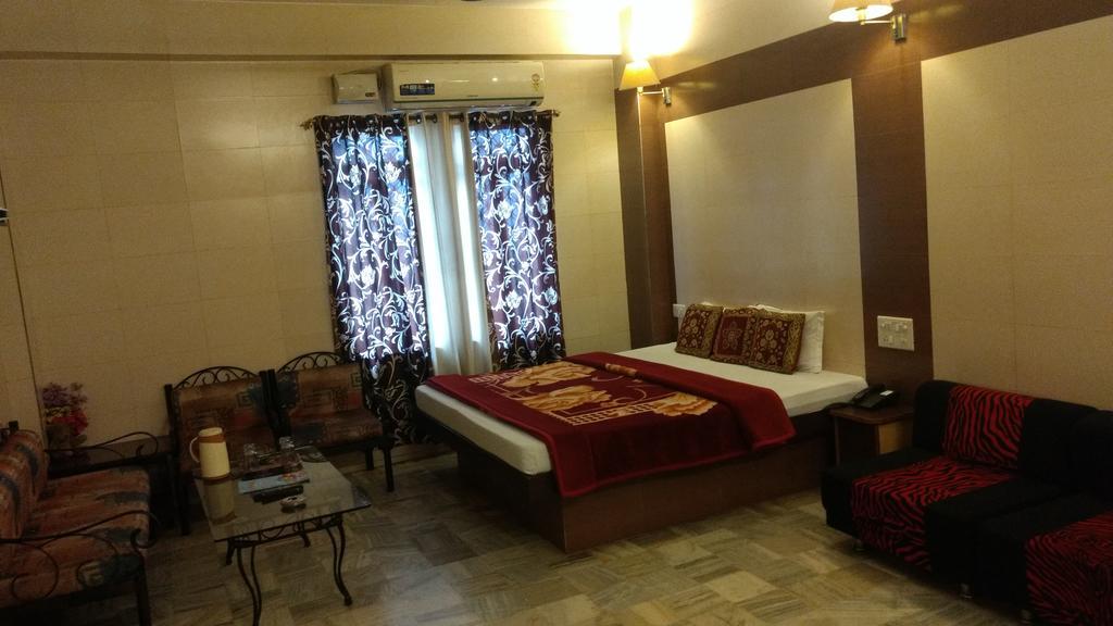 Golden Deluxe Hotel Jaipur