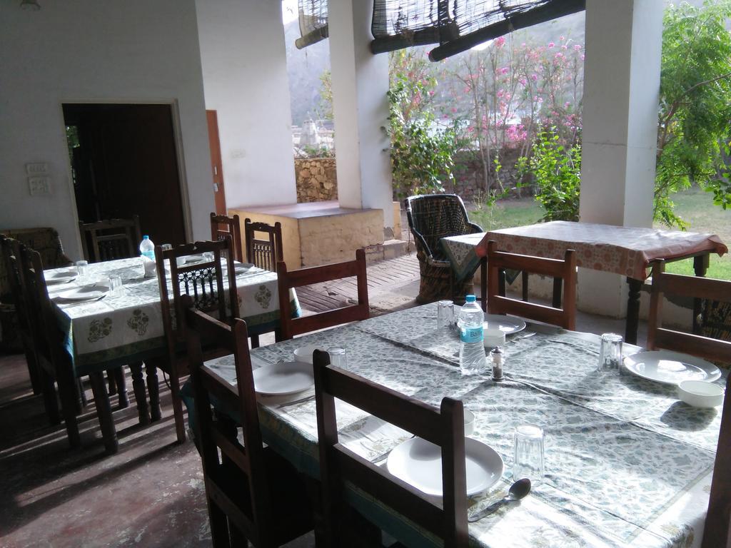 Hotel Adhbhut 3*