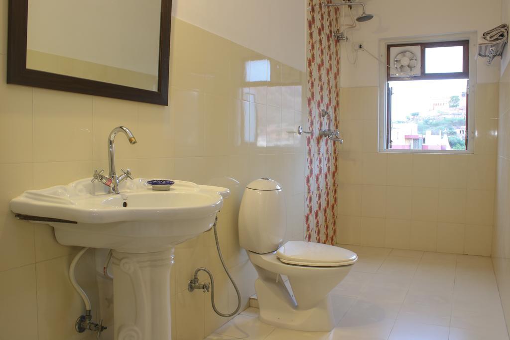 Adhbhut Hotel 3*