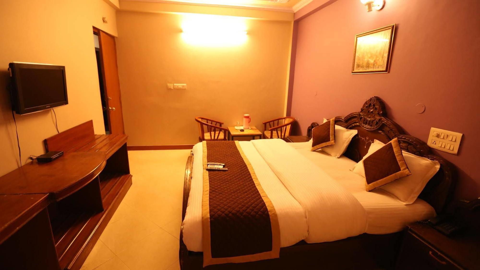 Classic Near Railway Station Hotel 3*