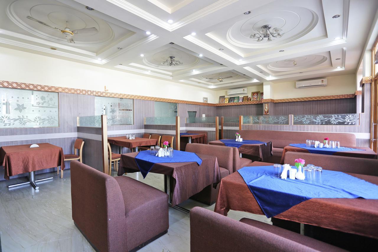 Hotel Oyo 9955 Swaruchi Palace 3*