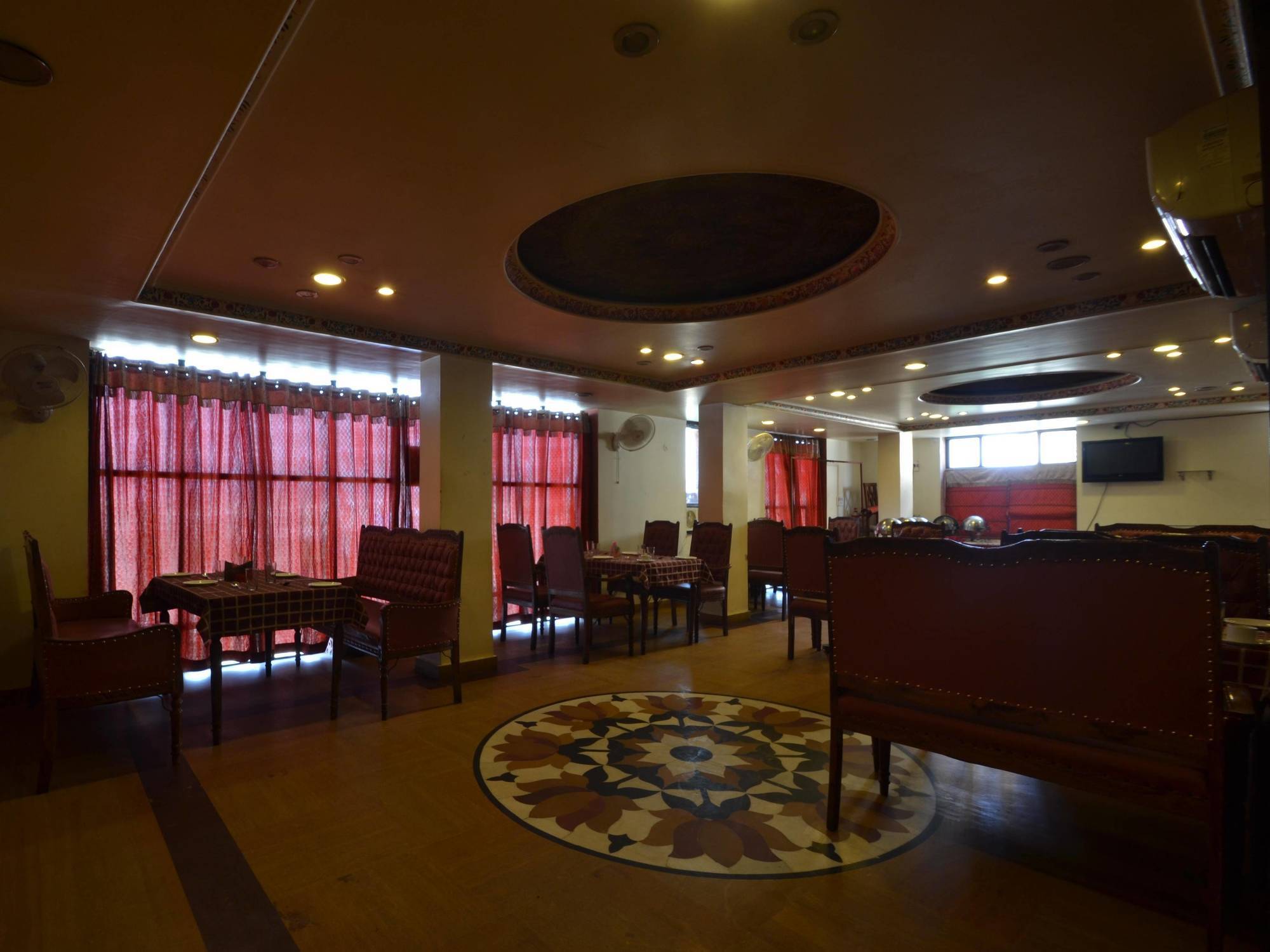 Oyo 2105 Royal Sheraton Hotel
