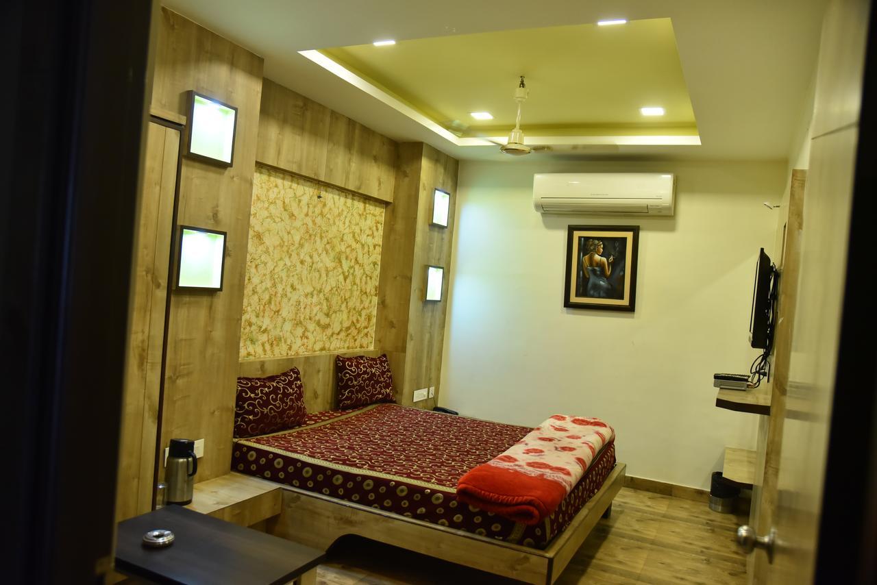 Hotel Shiv - Bus Stand 3*