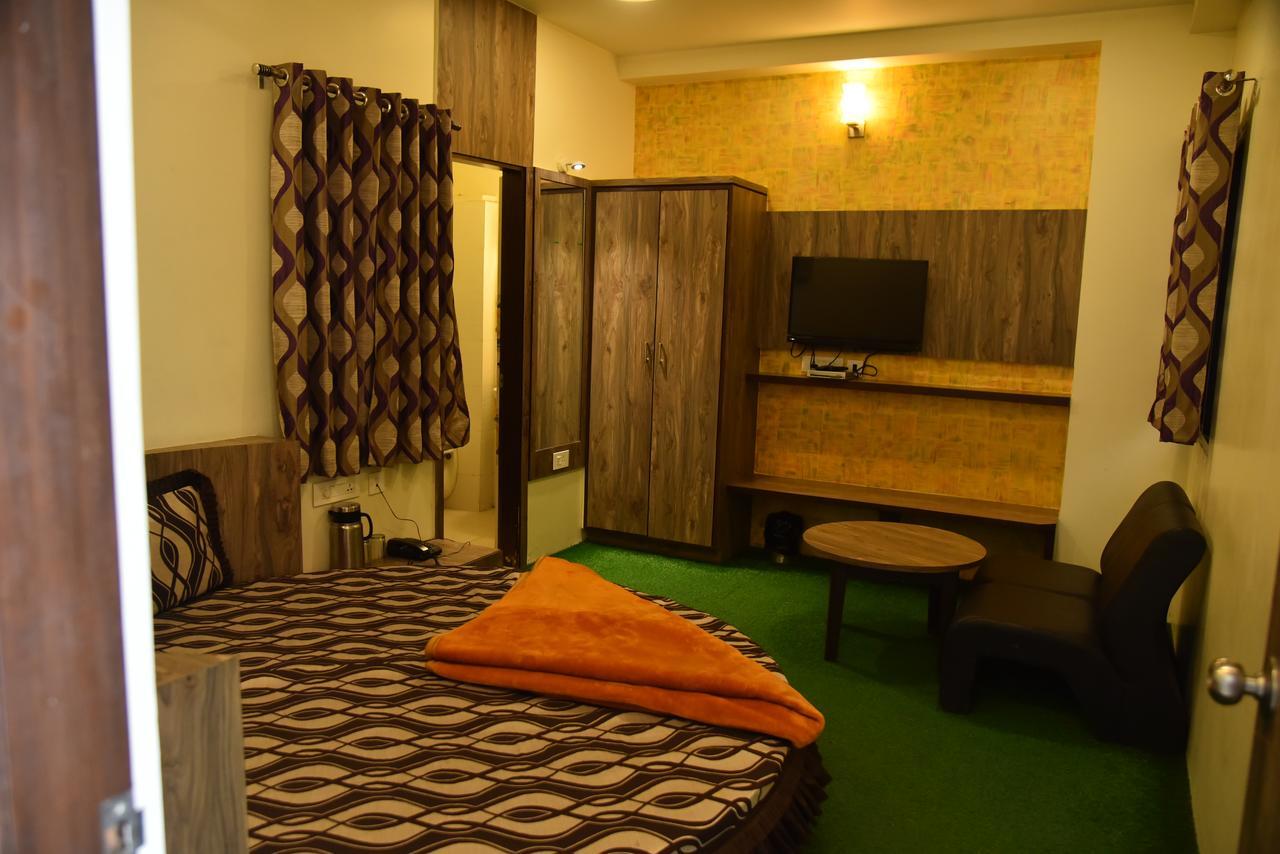 Hotel Shiv - Bus Stand 3*