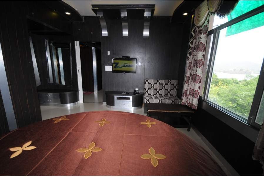 Hotel Lake Palace 3*