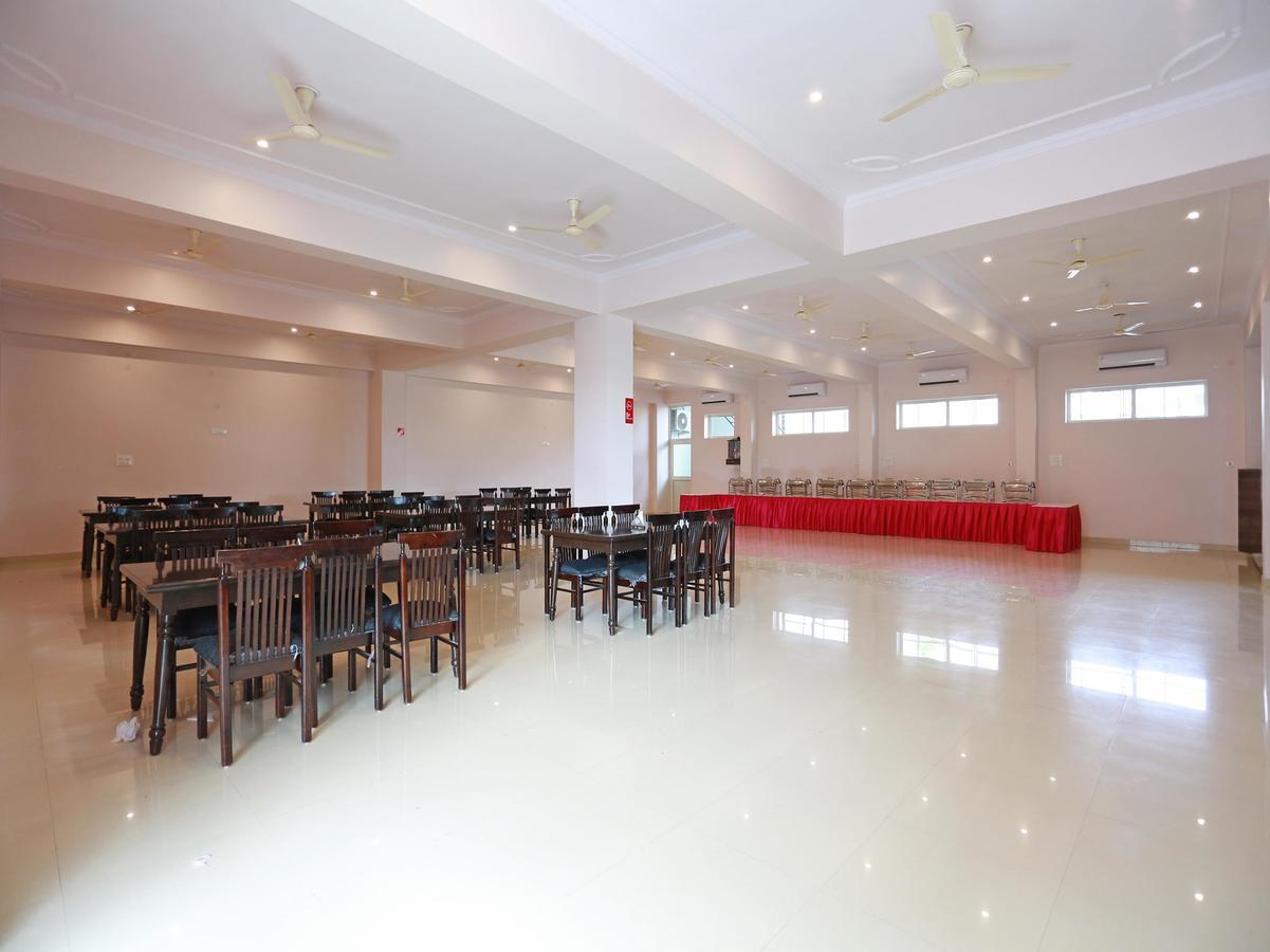 Oyo 8425 Shiv Palace Hotel 3*