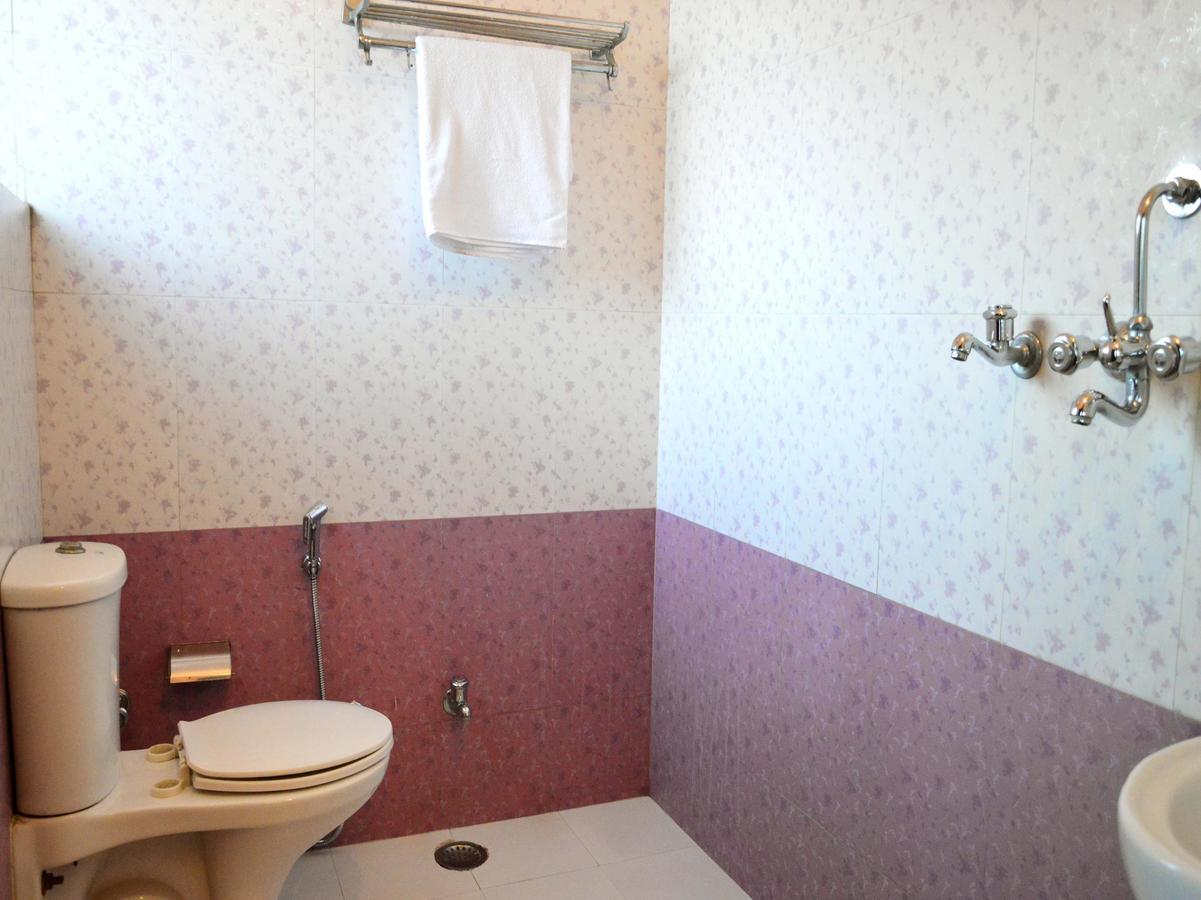 Hotel Oyo 6179 Hotel Aarjee Crescent 2*