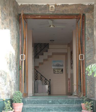 Capital O 84122 Trilok Palace Hotel *