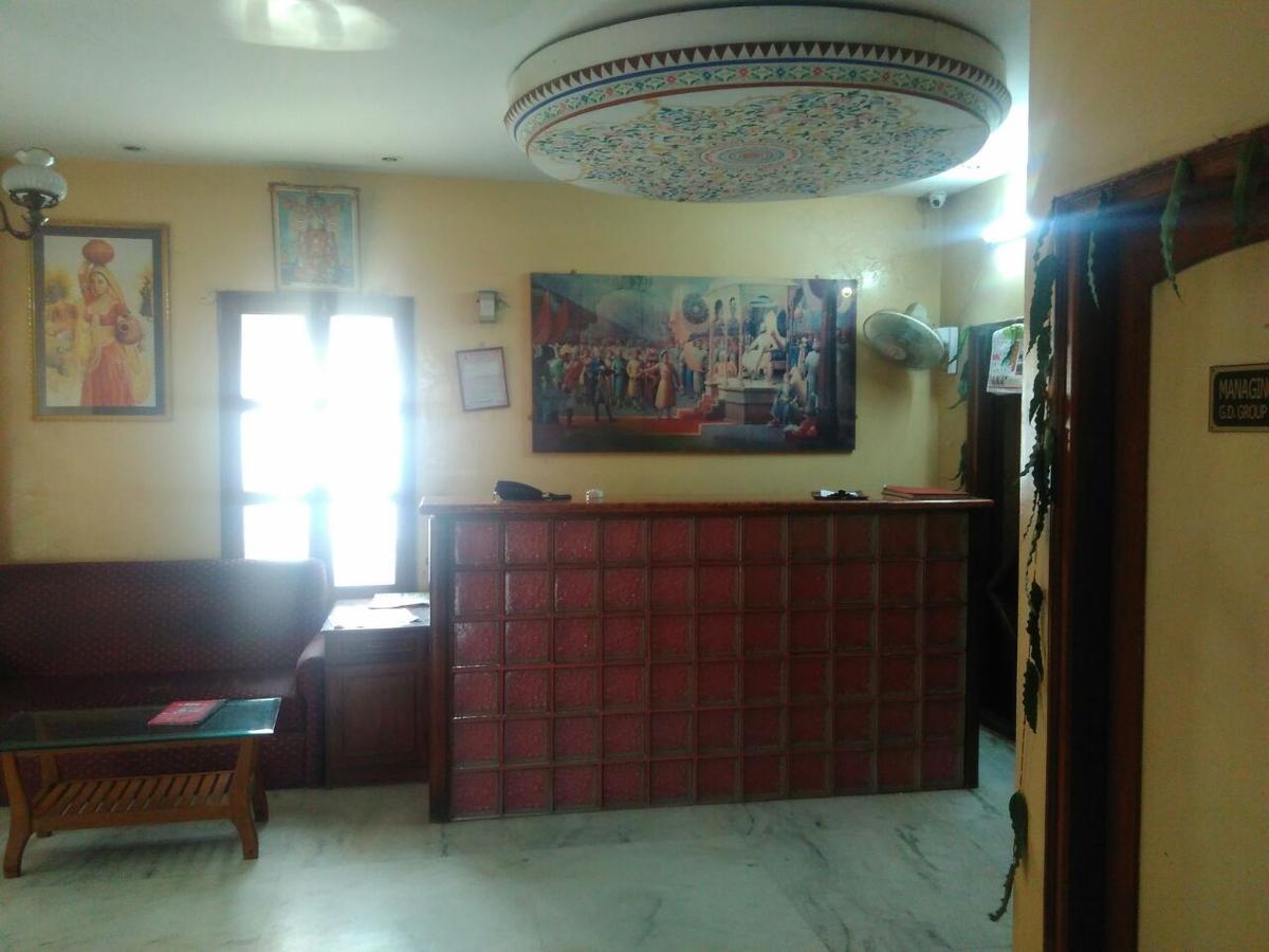 Capital O 84122 Trilok Palace Hotel *