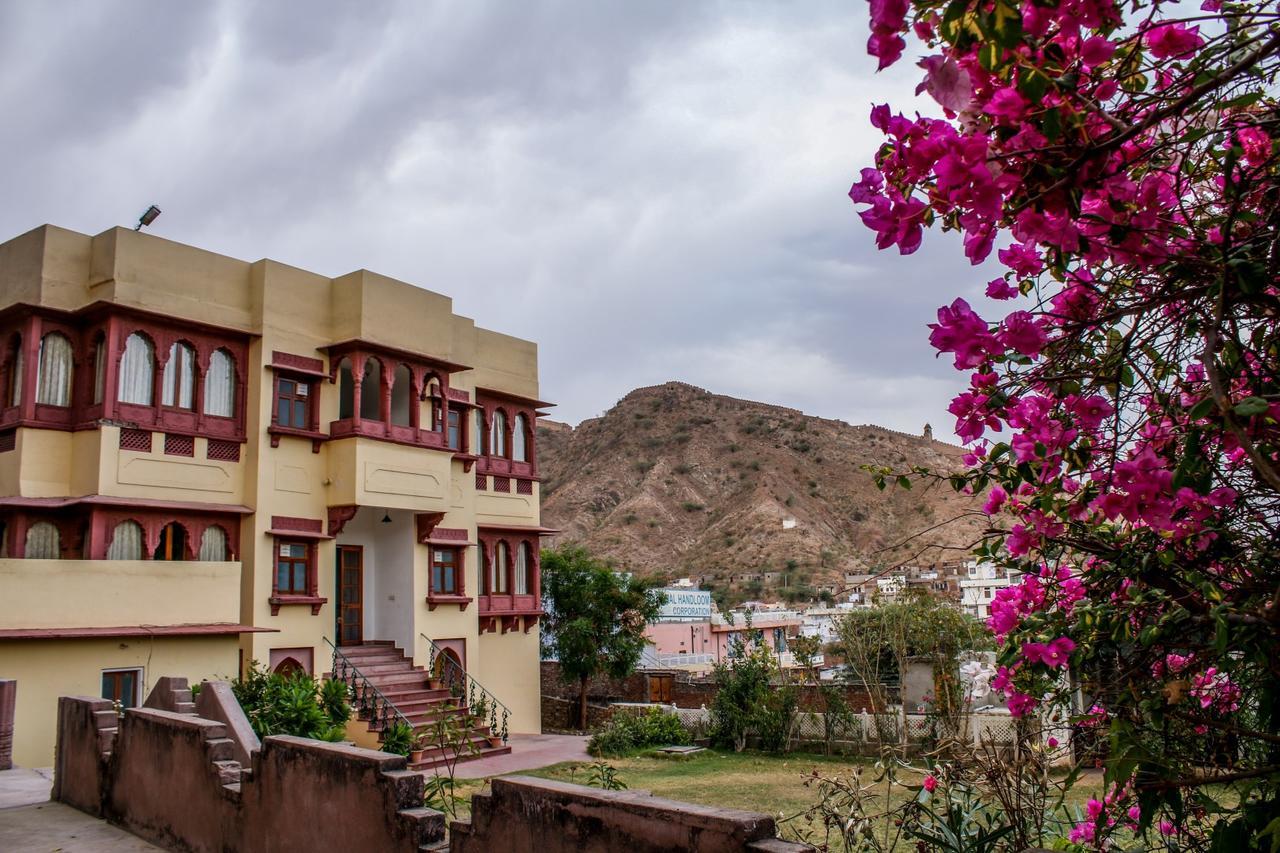 Hotel Adhbhut 3*
