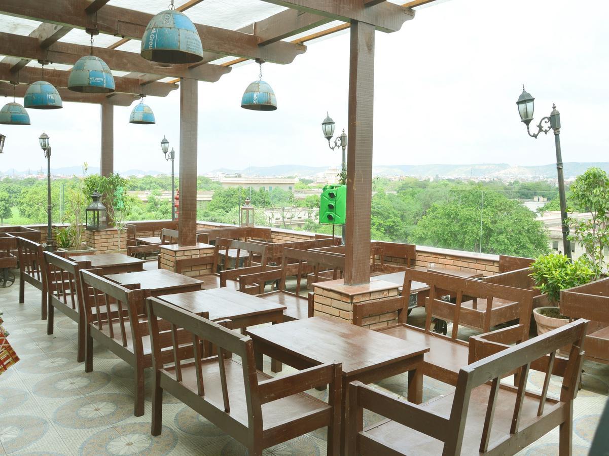 Oyo 6894 White Lily Hotel Jaipur