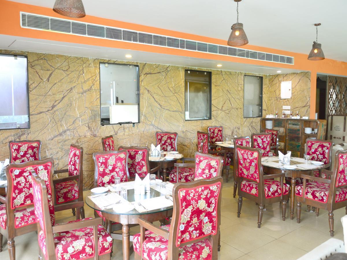 Oyo 6894 White Lily Hotel 3*