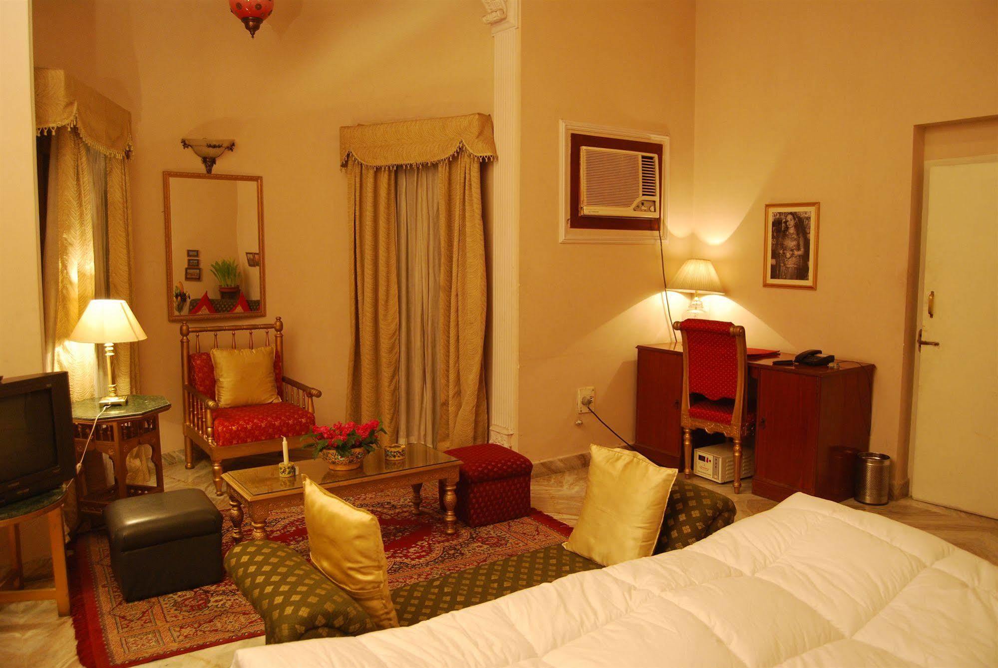 Sugan Niwas Palace 3*