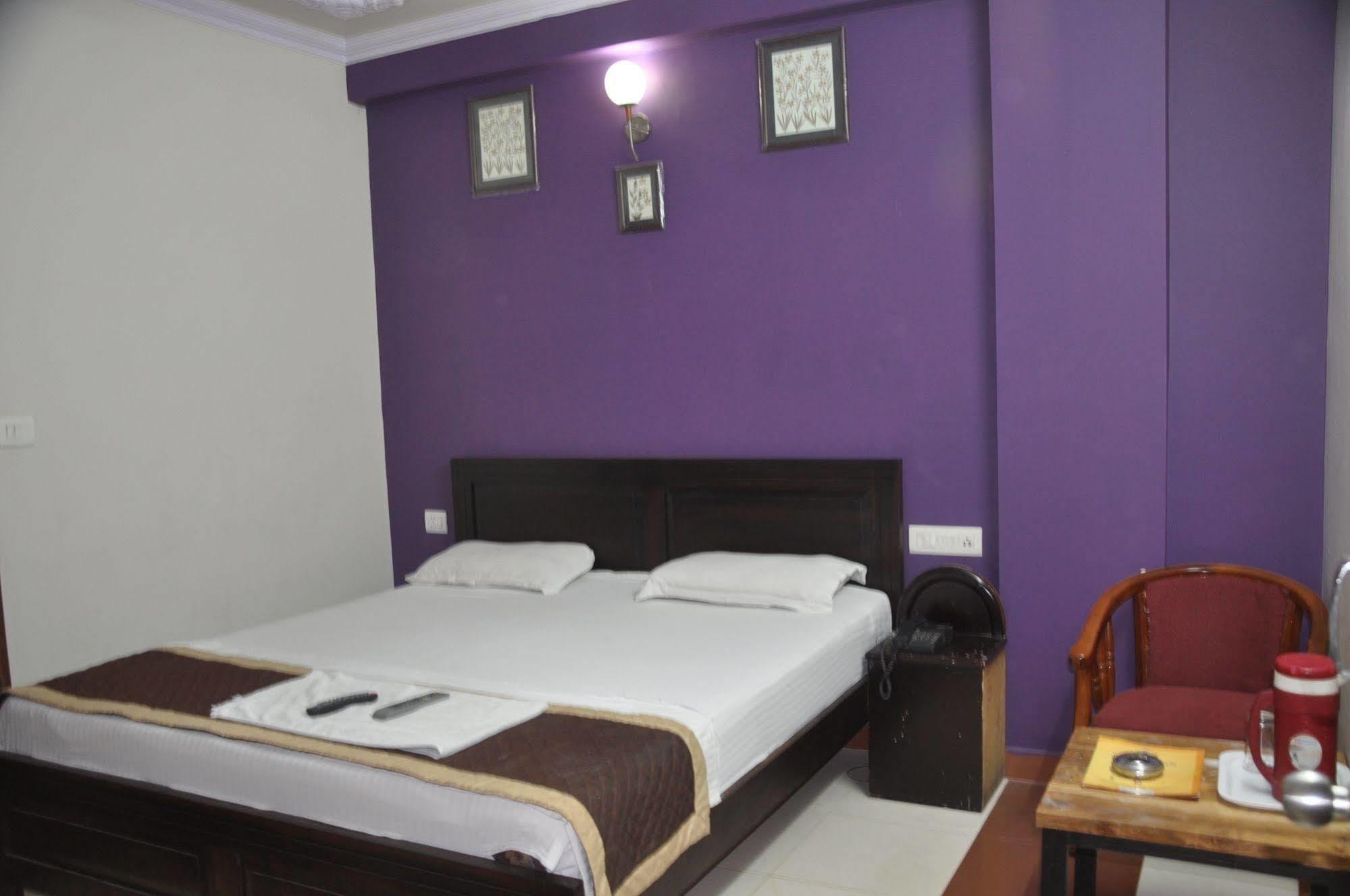 Classic Near Railway Station Hotel 3*
