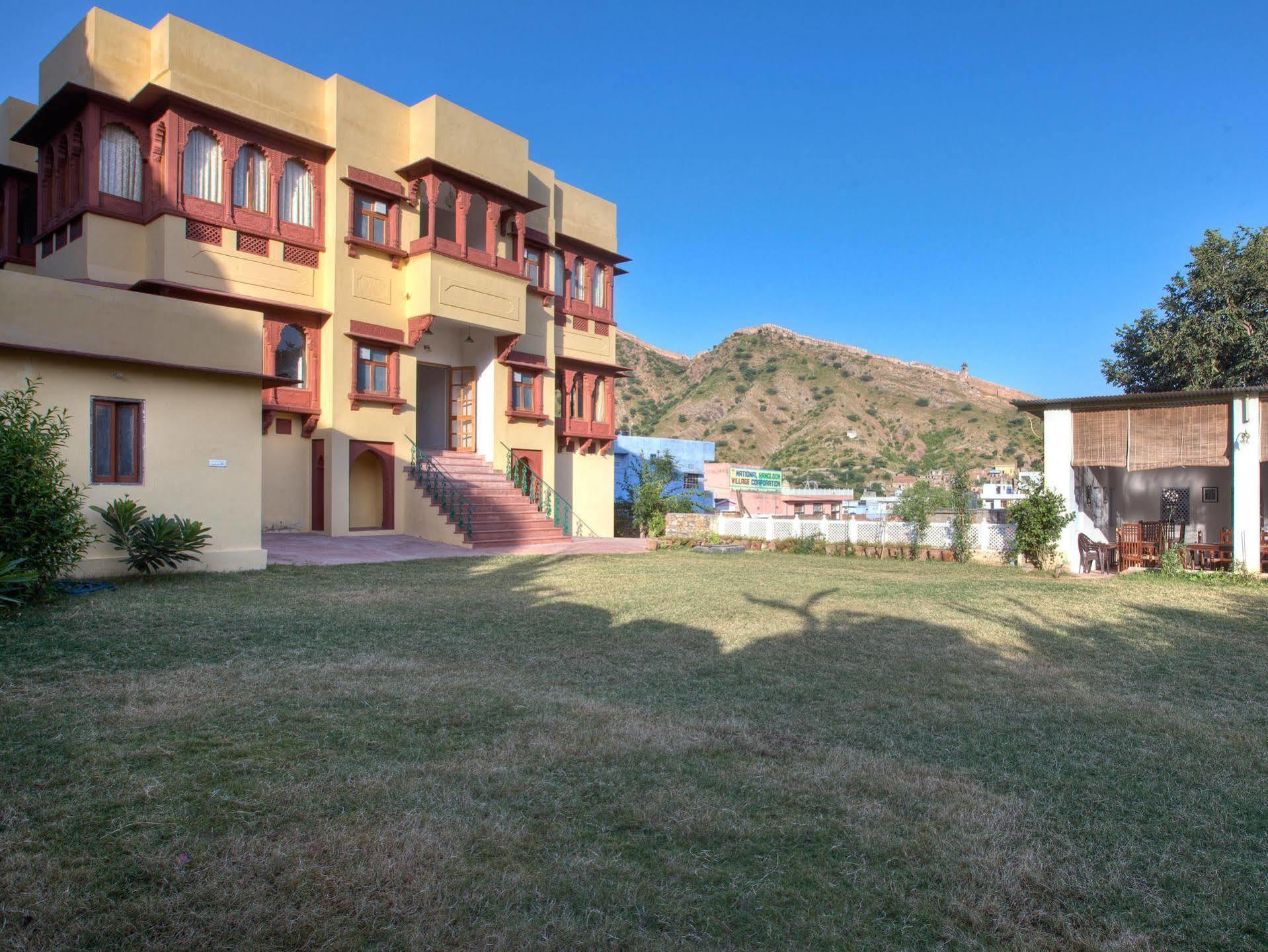 Hotel Adhbhut 3*