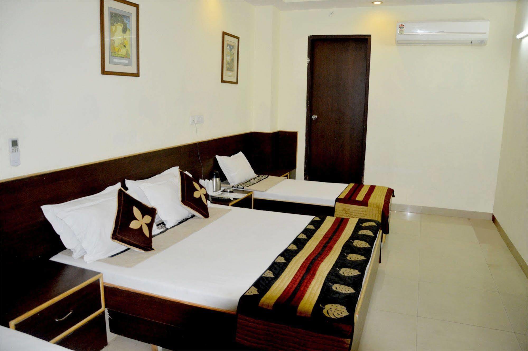 Hotel Ananta 3*