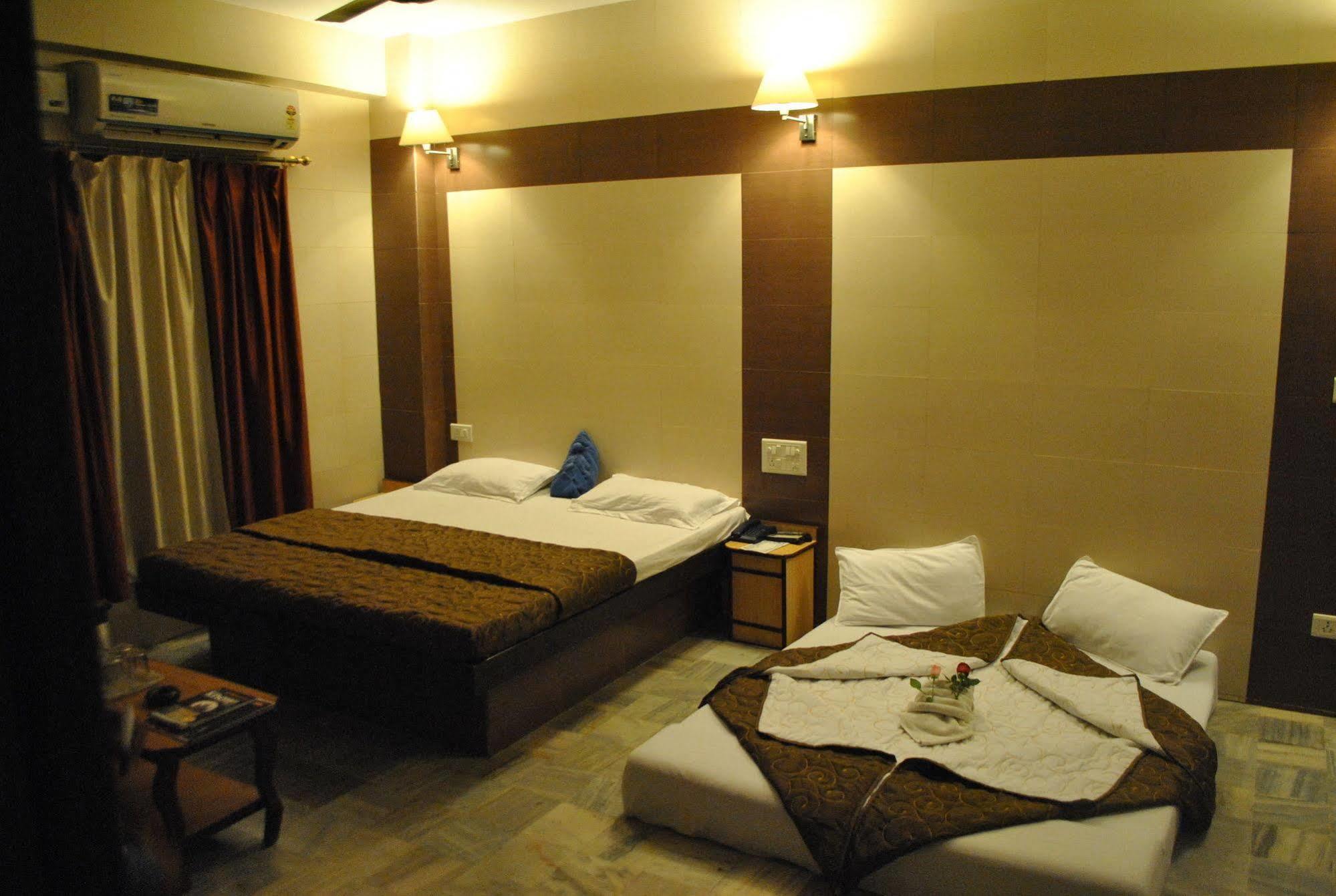 Golden Deluxe Hotel 2*