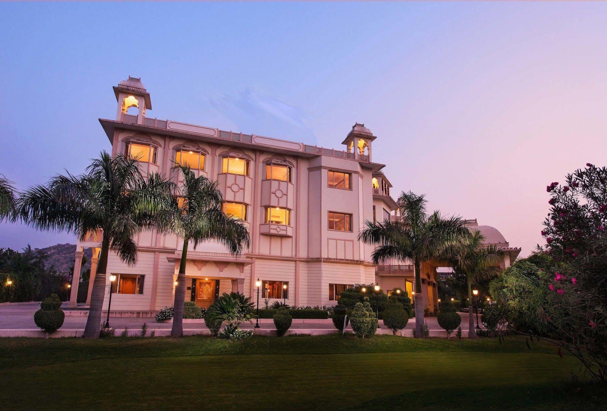 Kk Royal & Convention Centre 4*