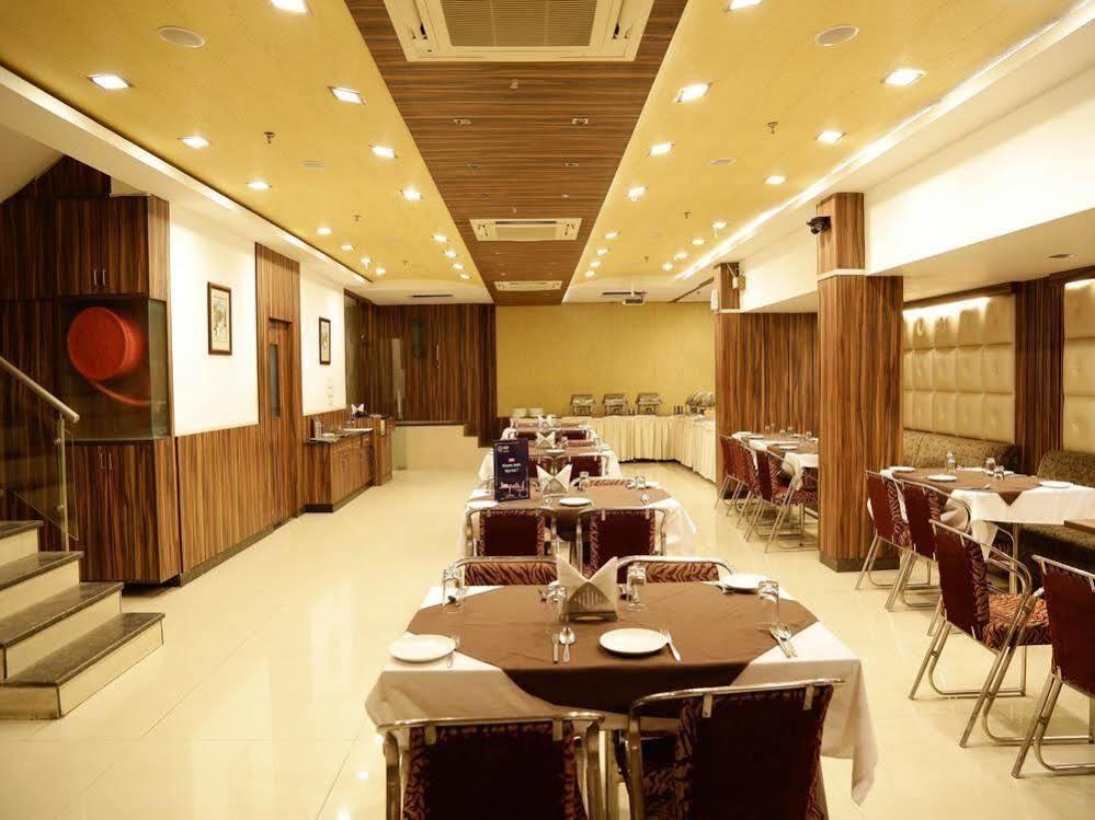 Hotel Oyo Premium Airport Extension 3*