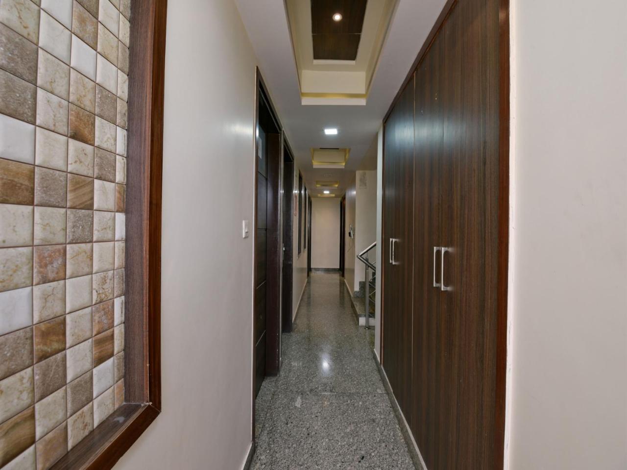 Hotel Oyo 6805 Near Collectorate Circle 3*