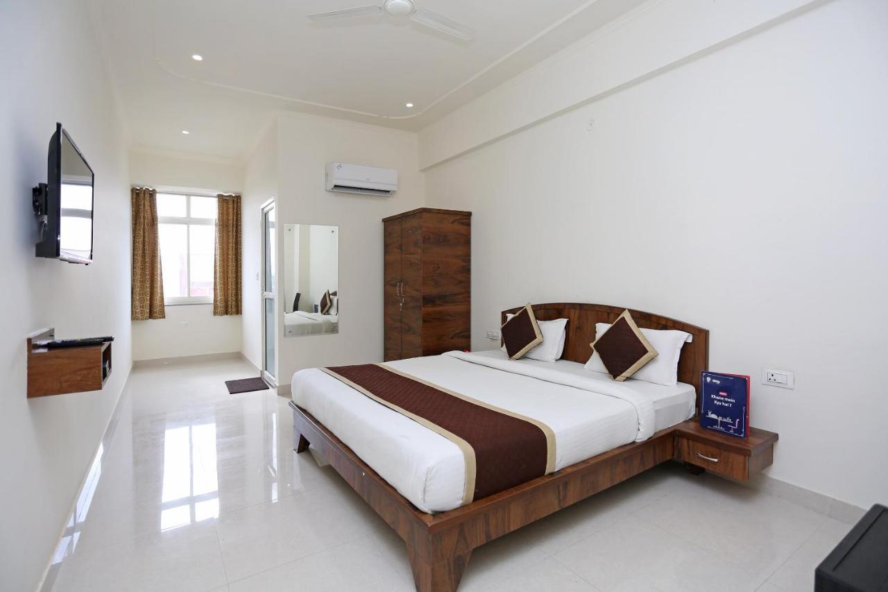 Oyo 8425 Shiv Palace Hotel 3*