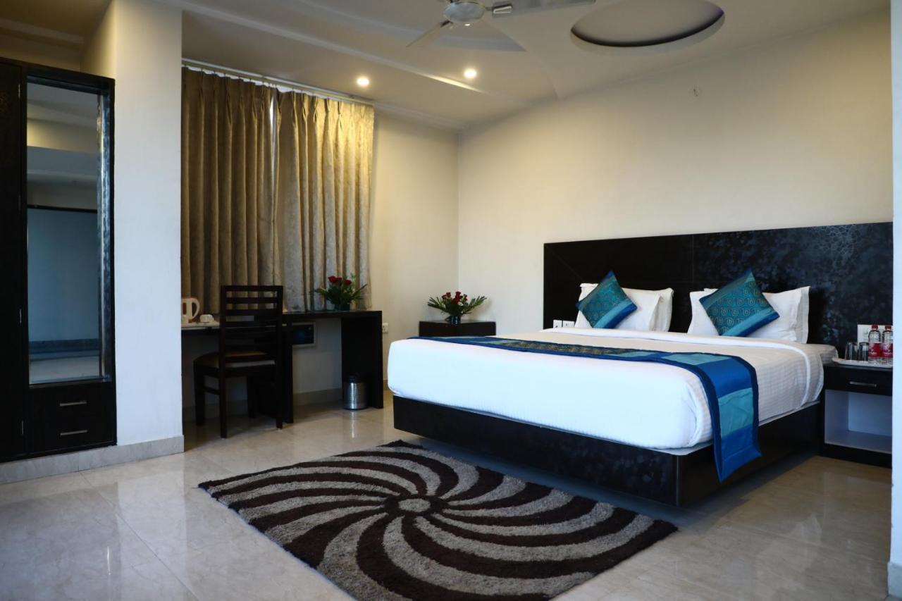Om Palace Ajmer Road 3*