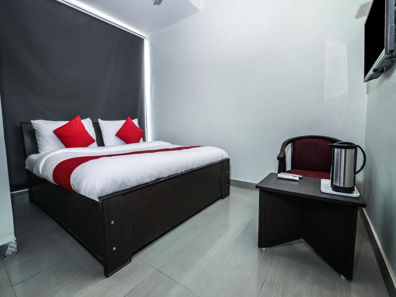 Oyo 15154 Rock On Hotel