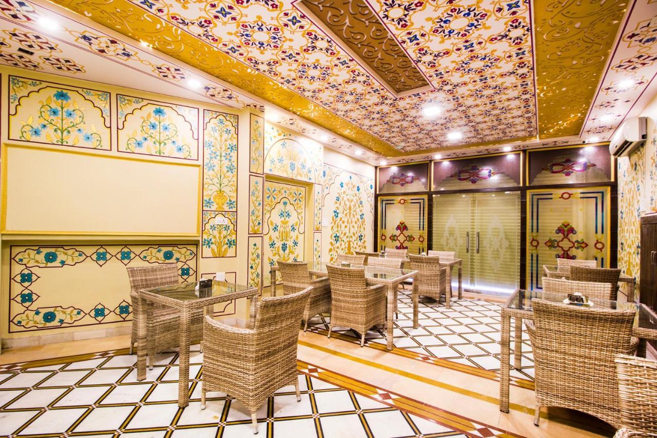 Hotel Fabhotel White Palace Amer Road 3*