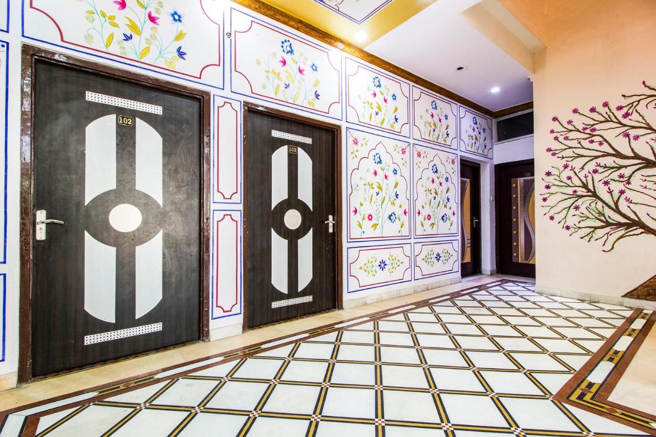 Hotel Fabhotel White Palace Amer Road