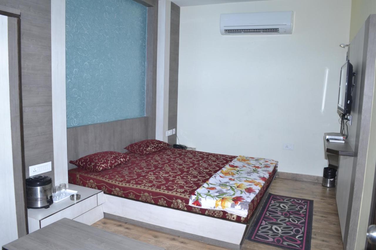 Shiv - Bus Stand Hotel