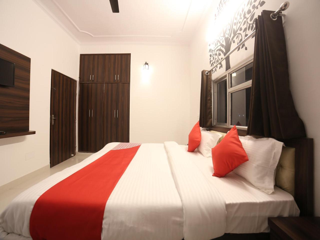 Flagship Crossroads Hotel