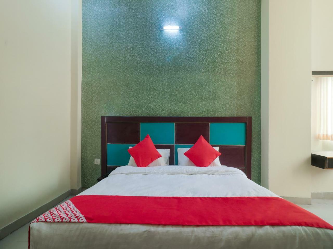 Oyo 24575 Prabhu Hotel 3*