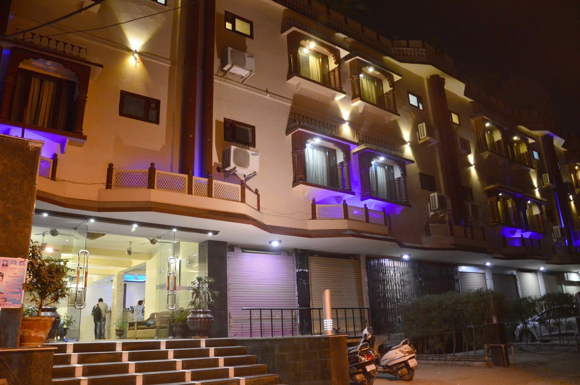 Crown Hotel 3*