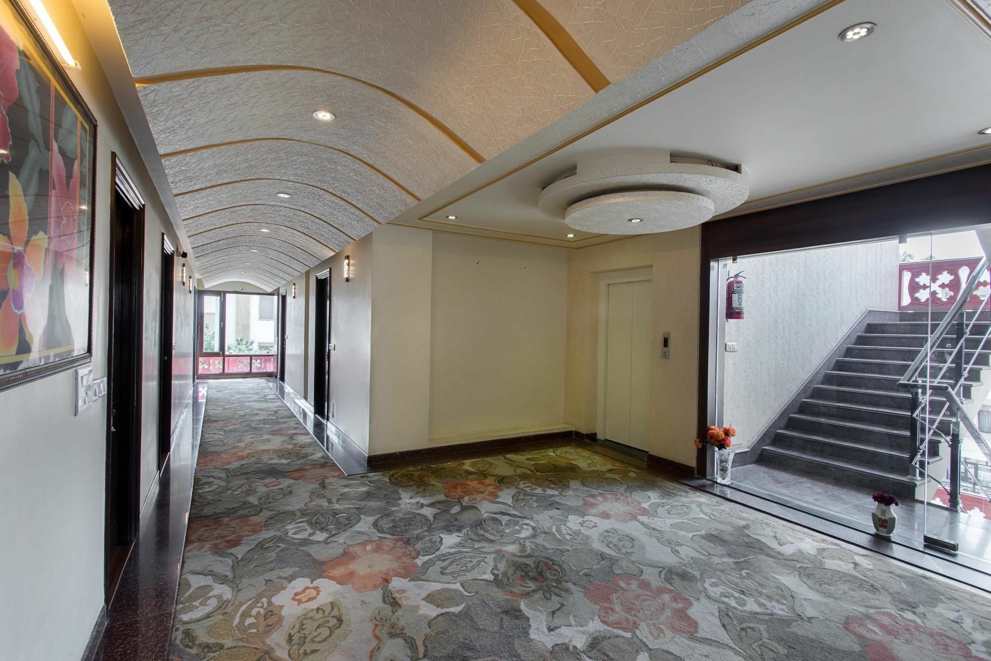 Oyo Premium Bani Park 3*