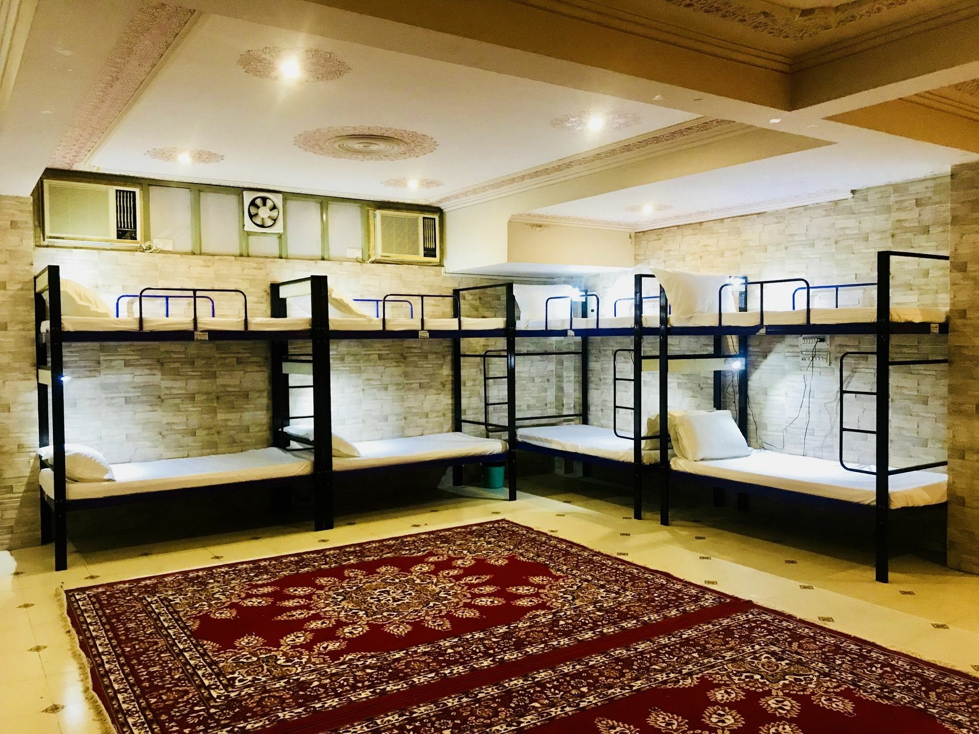 Classic Near Railway Station Hotel 3*