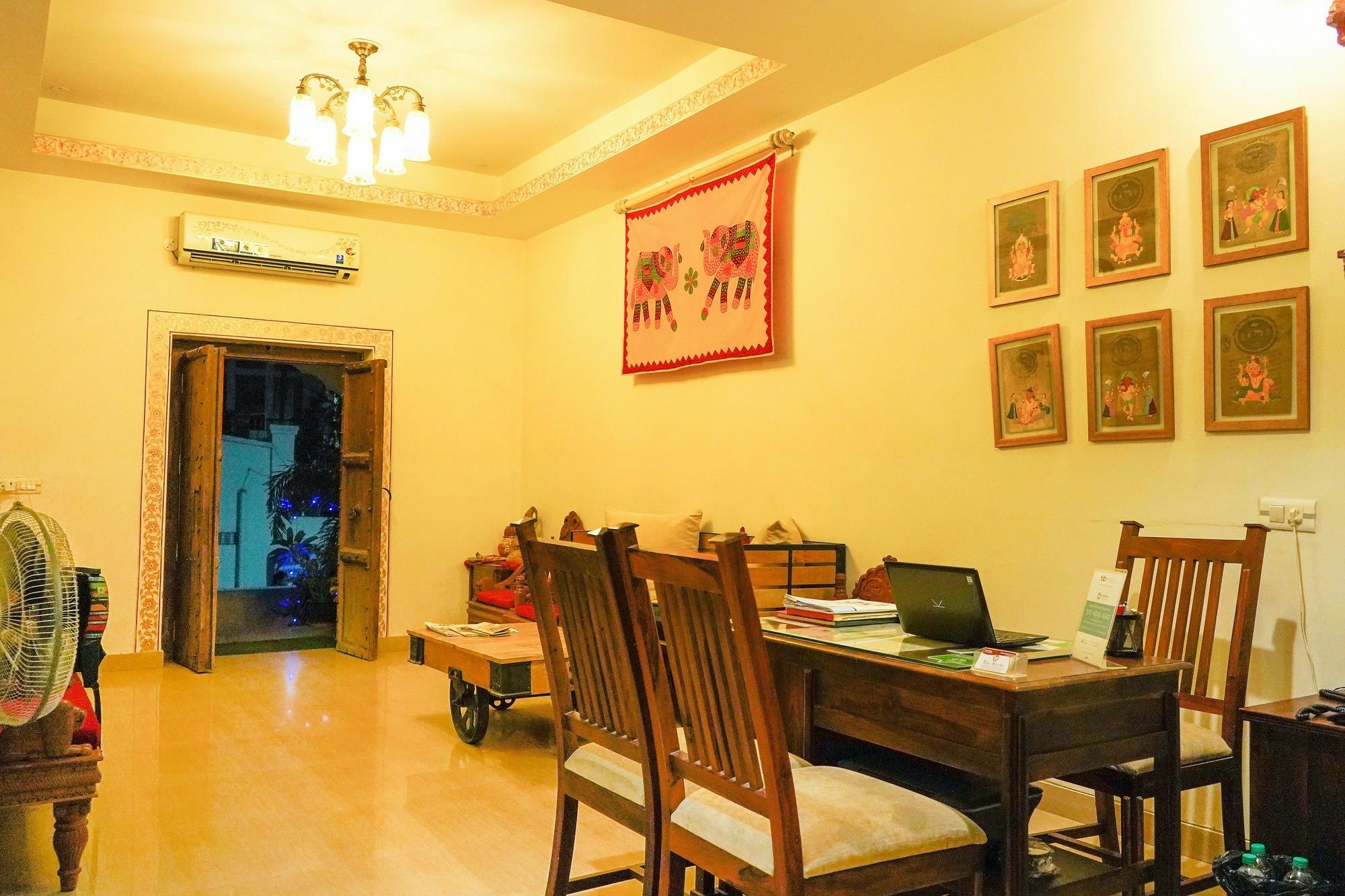 Raj Kothi Airport 3*