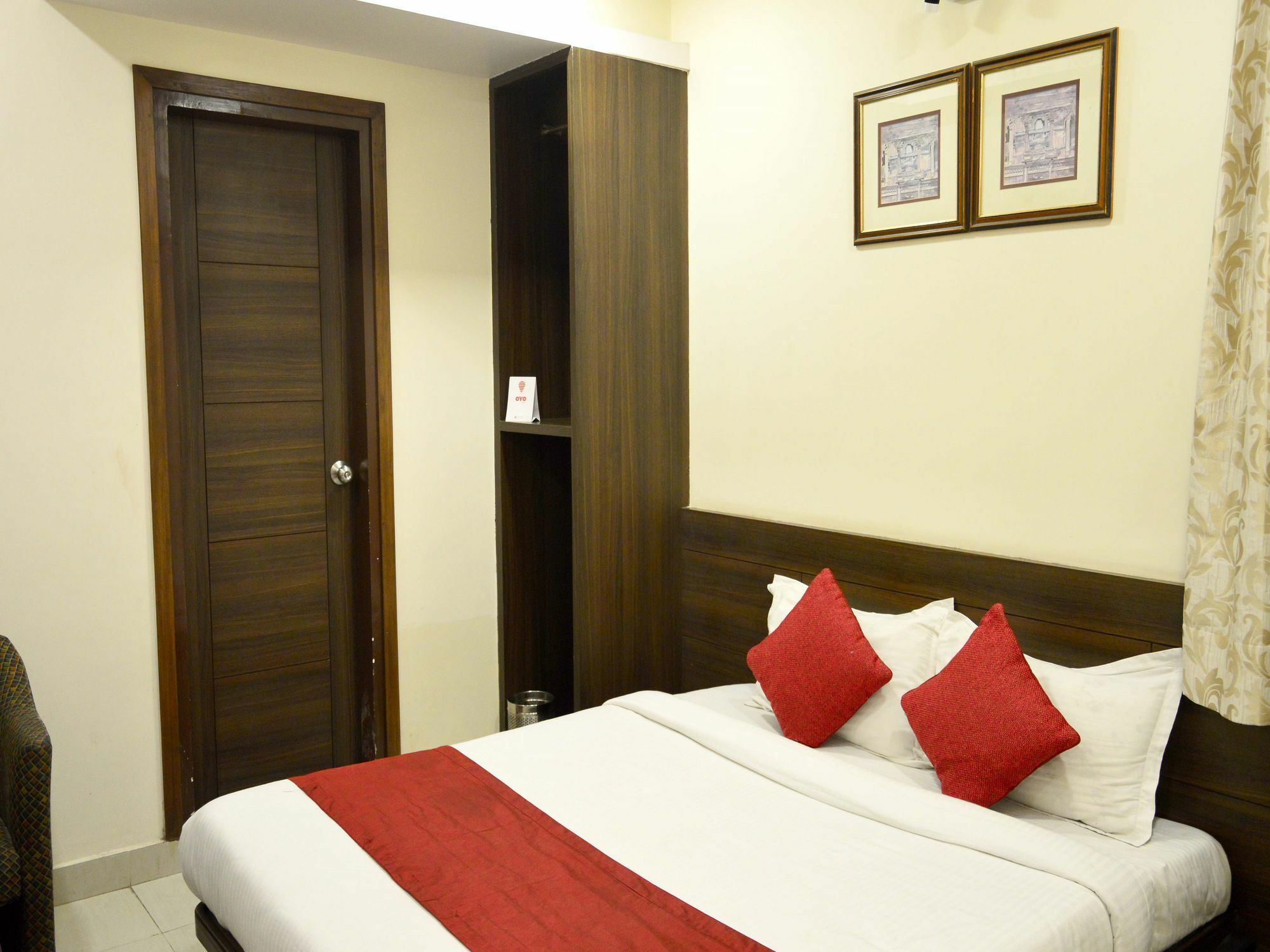 Hotel Oyo 6805 Near Collectorate Circle