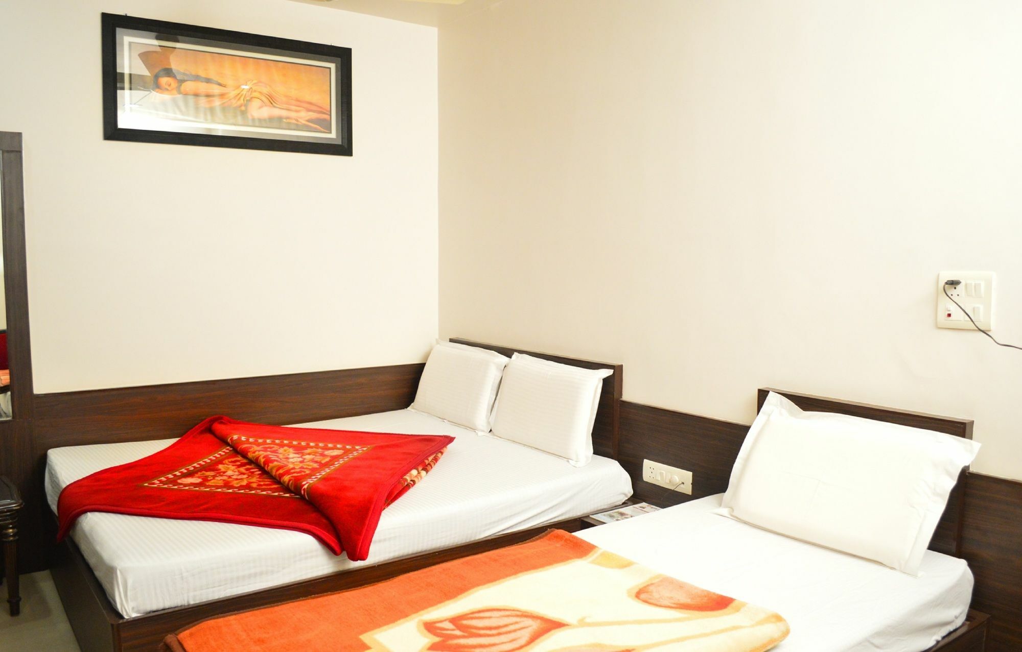 Abhinandan Hotel 3*