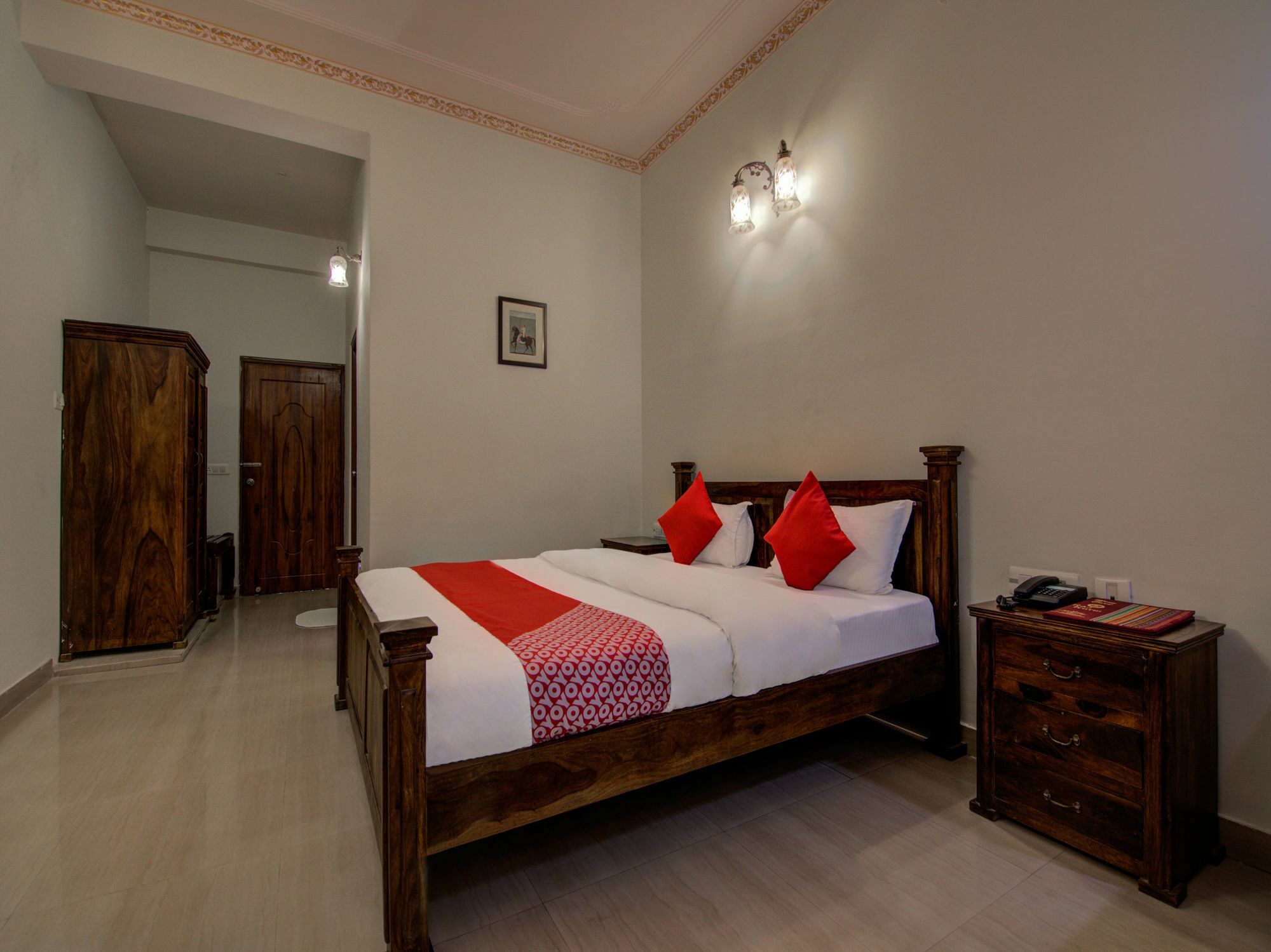 Raj Kothi Airport 3*