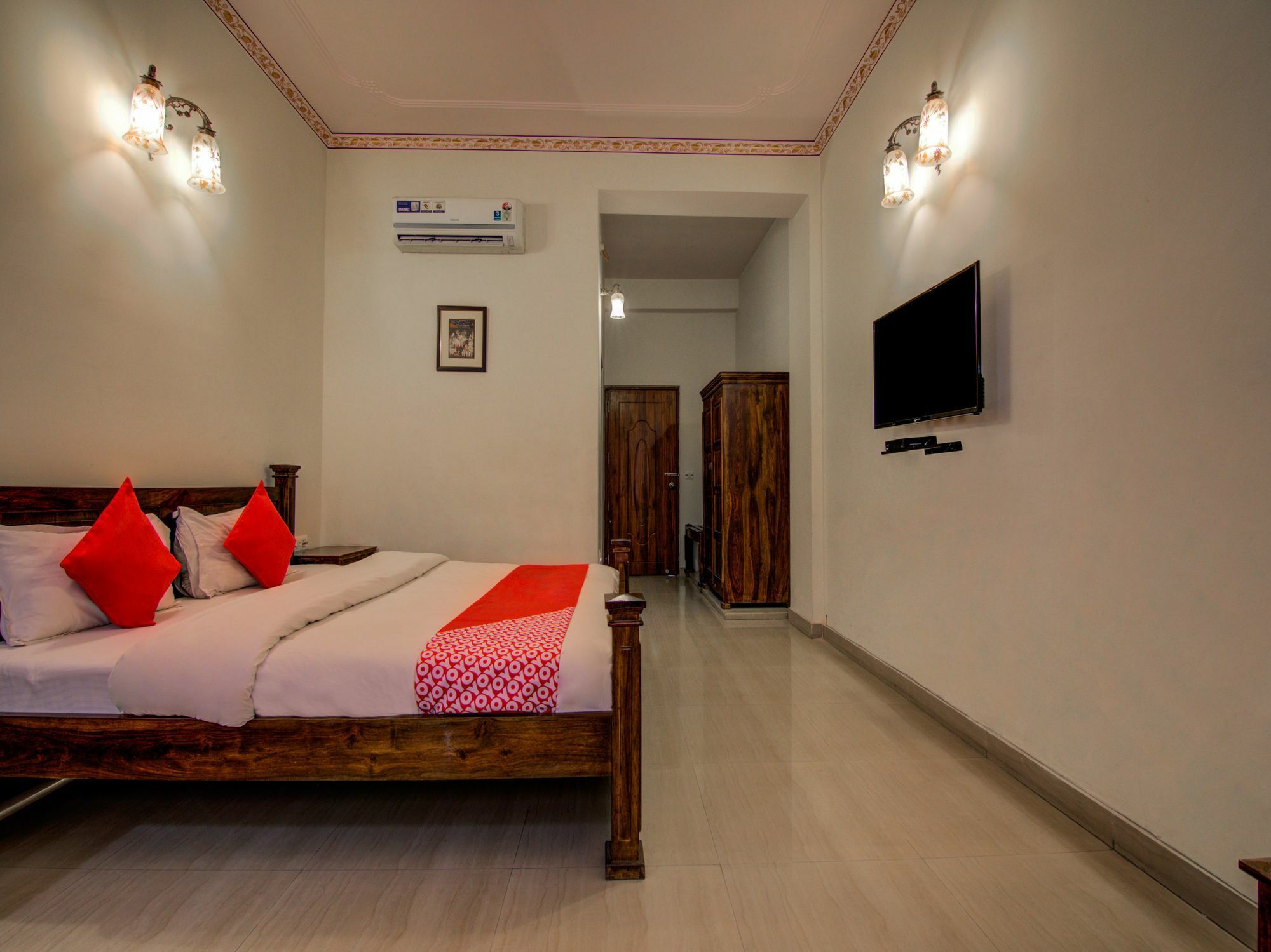 Raj Kothi Airport 3*