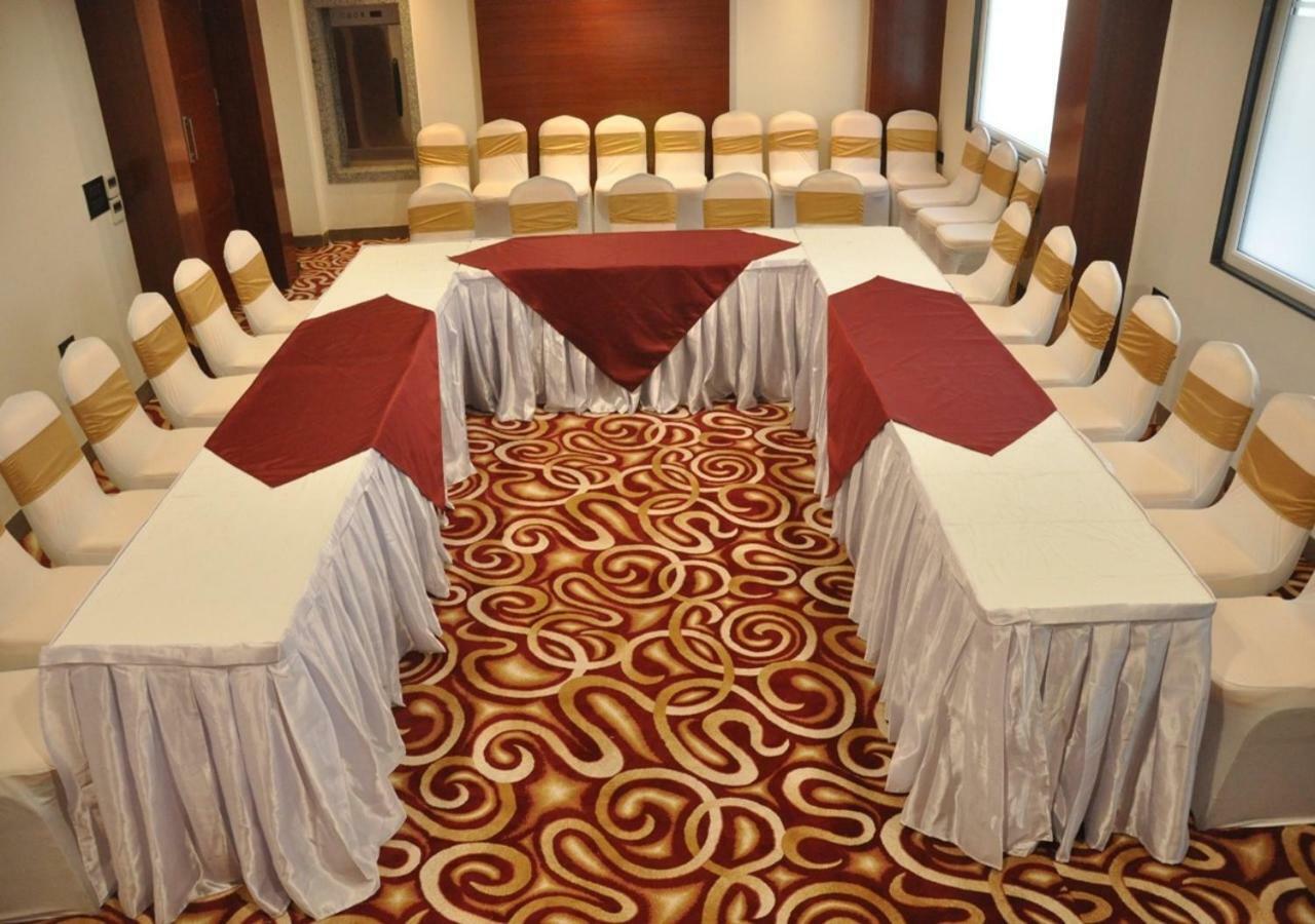 Hotel Clarks Inn, Jaipur
