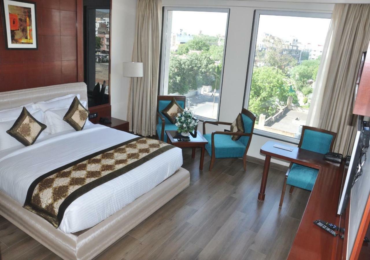 Hotel Clarks Inn, Jaipur