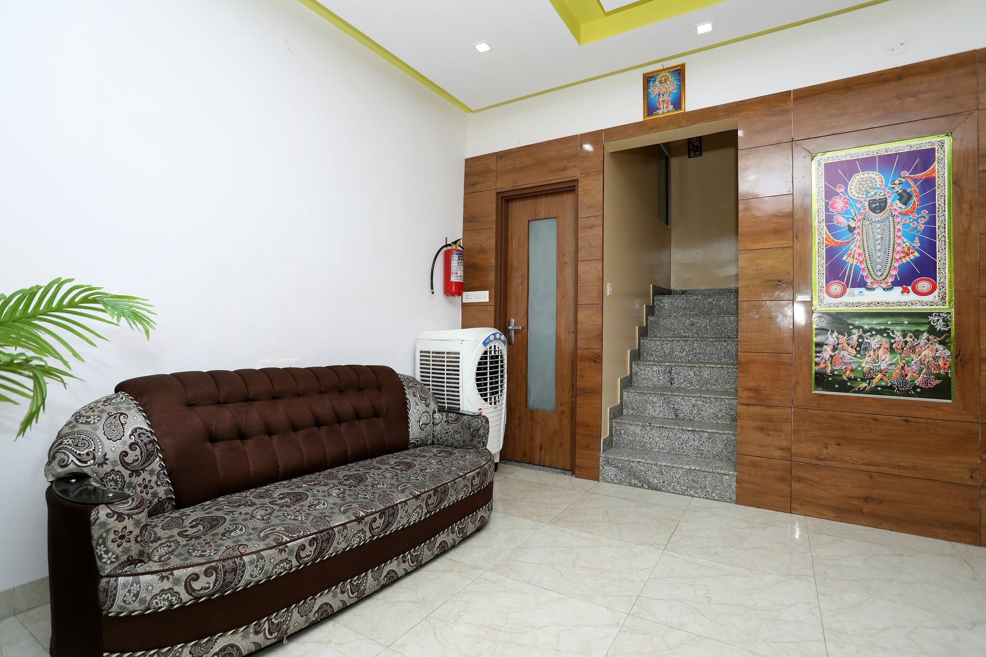 Oyo 10228 Chandramouli Hotel Jaipur
