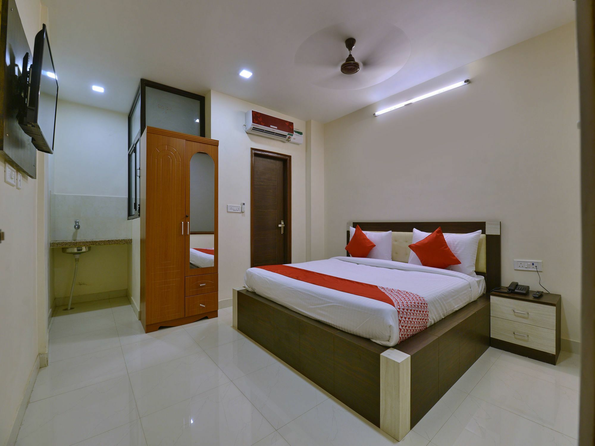 Hotel Oyo 12381 The New Heritage Heights View 2*