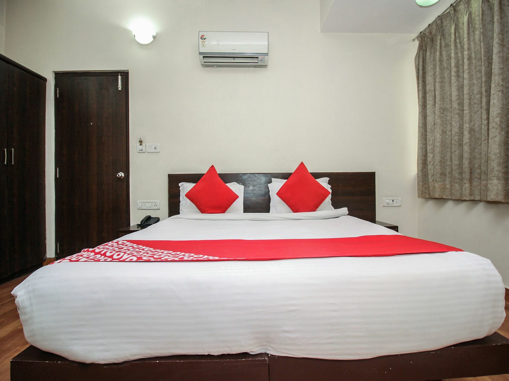 Oyo 6894 White Lily Hotel