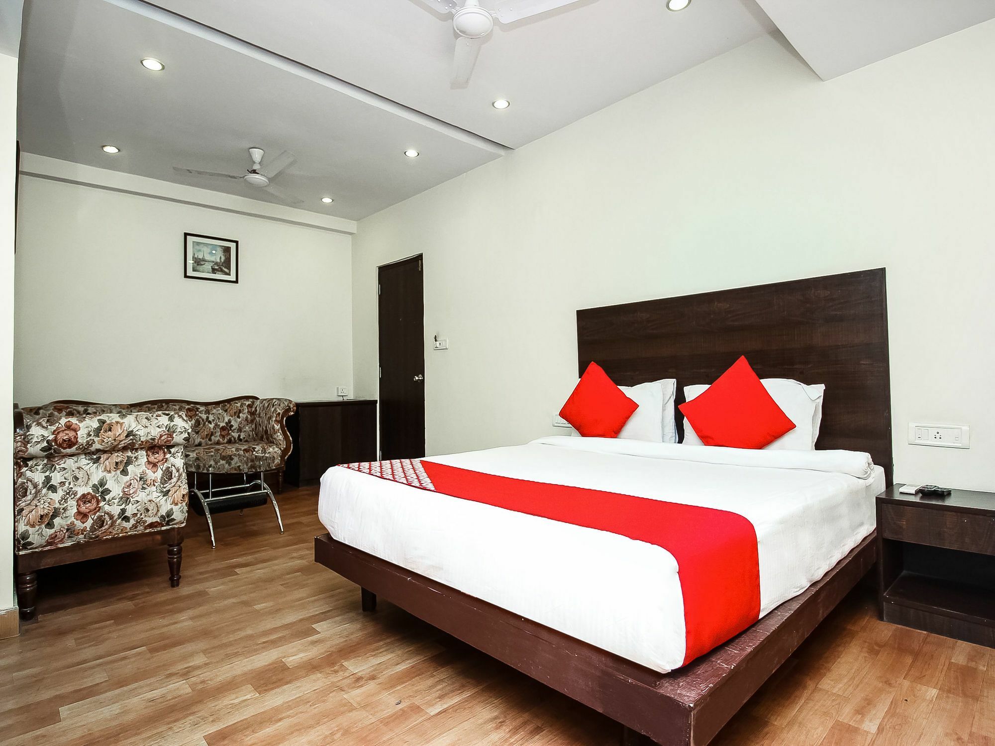 Oyo 6894 White Lily Hotel Jaipur