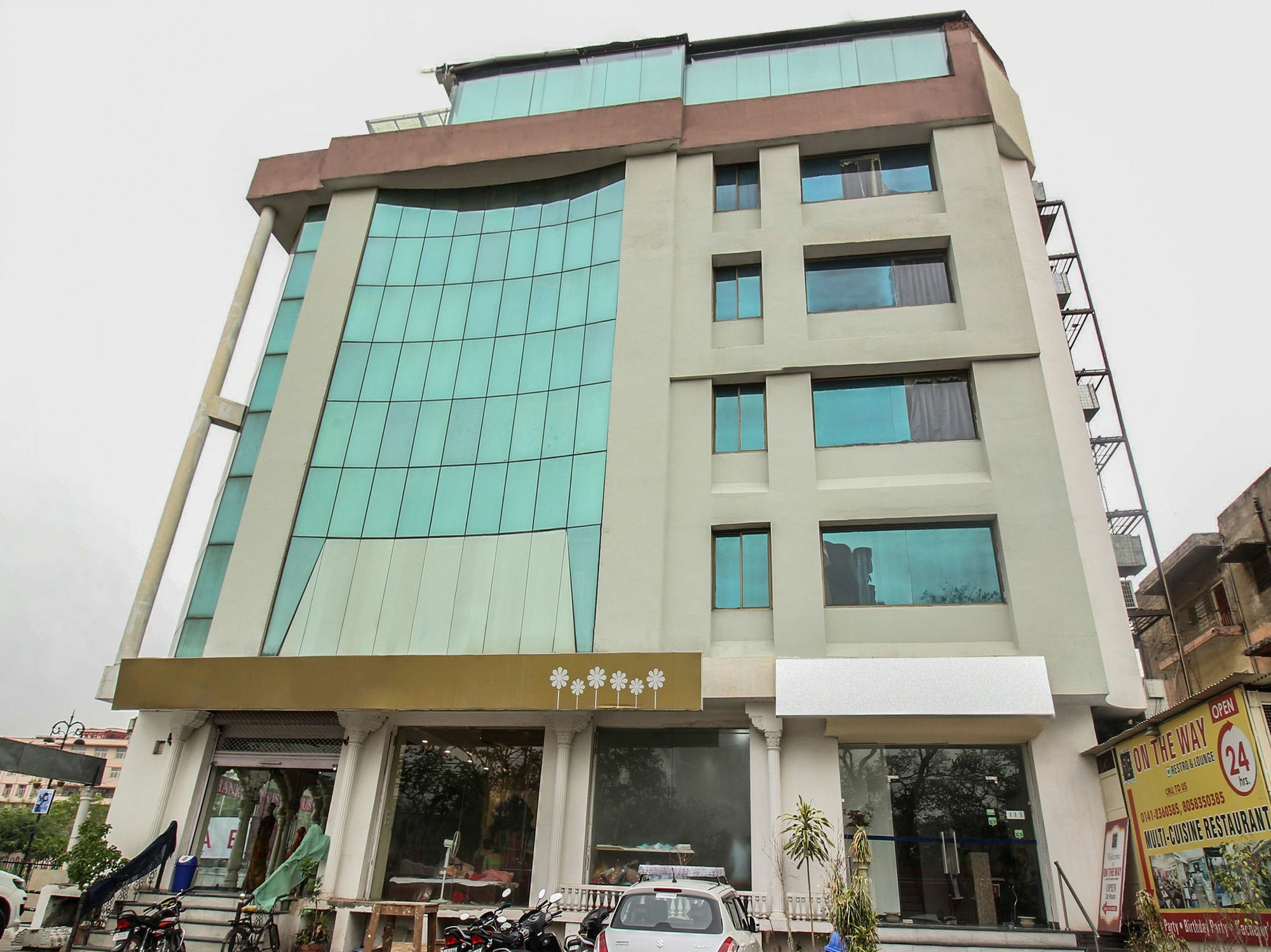 Hotel Oyo 6894 White Lily Jaipur