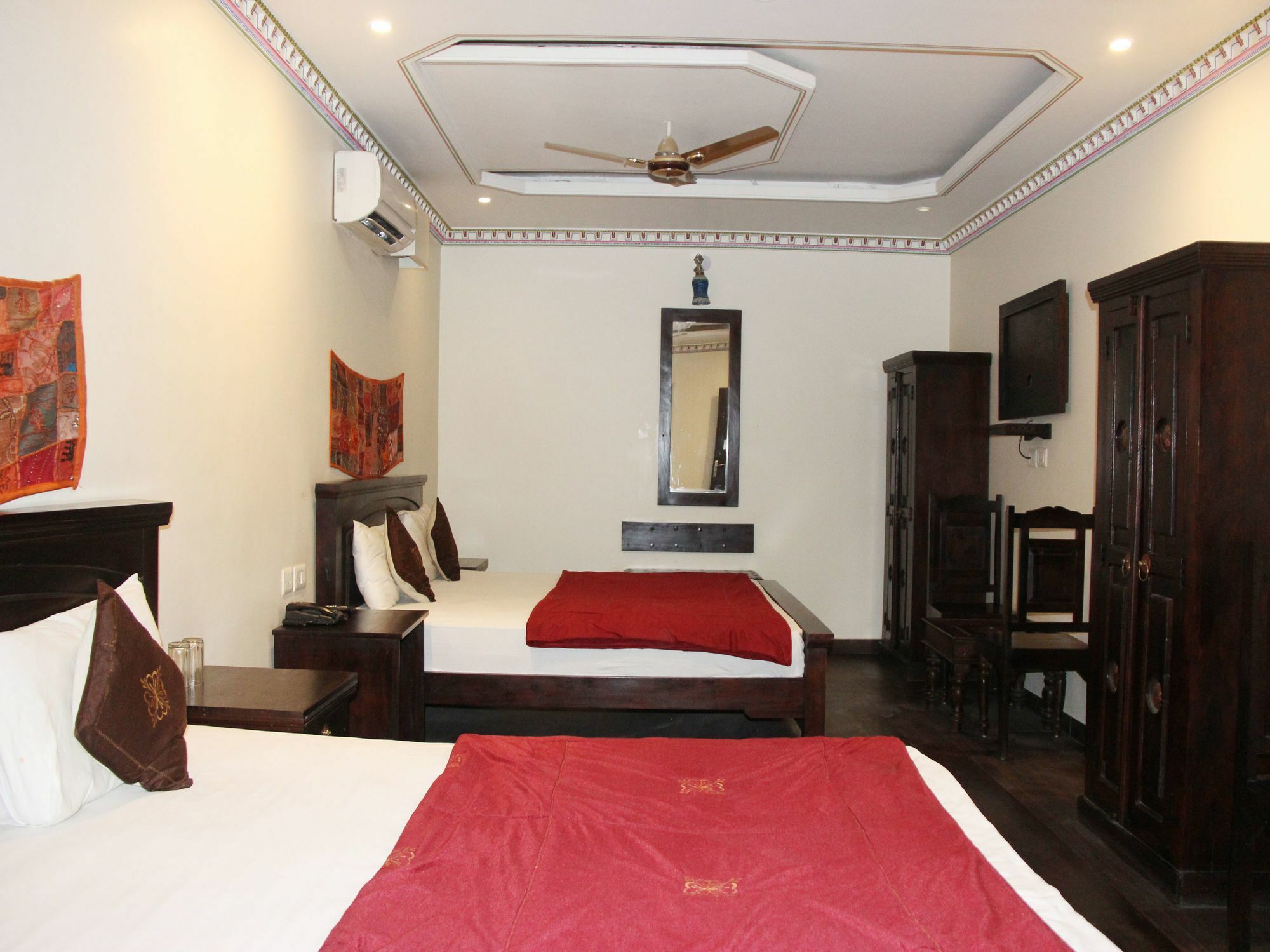 Oyo 14598 Surya Garh Hotel 3*