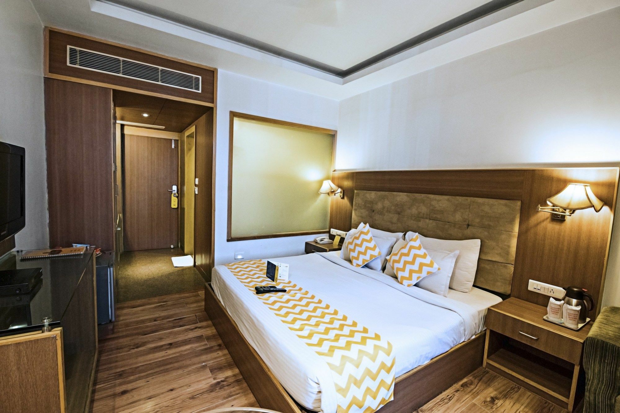 Hotel Fabhotel Royal Cm Bani Park 3*