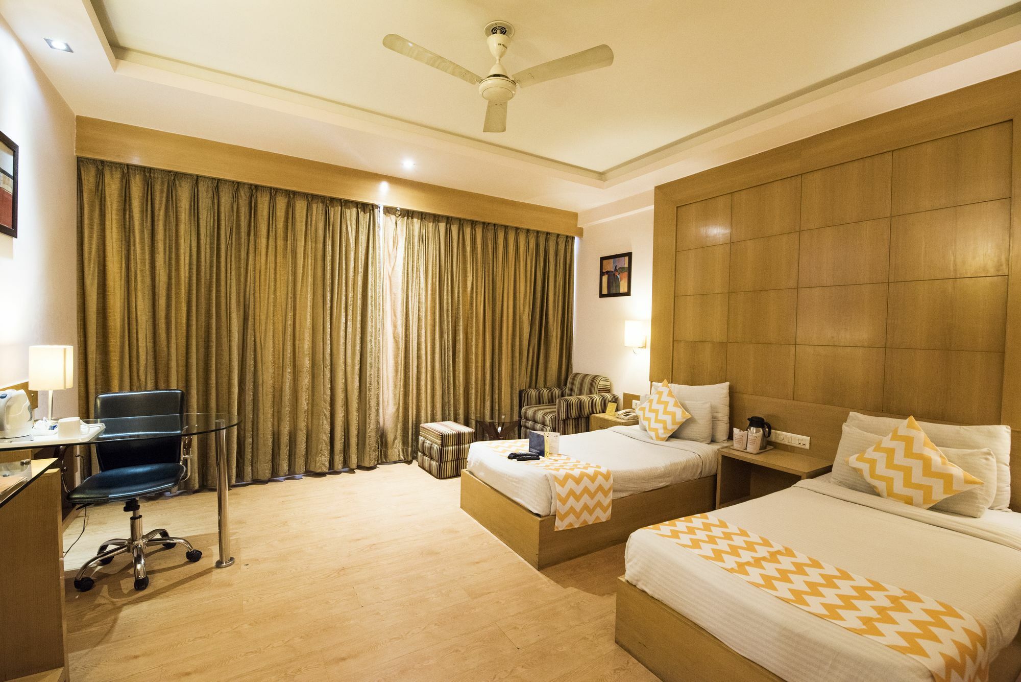 Hotel Fabhotel Royal Cm Bani Park 3*